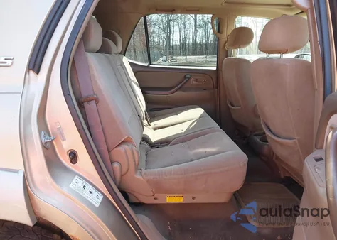 2004 Toyota Sequoia Sr5 V8 z USA, uszkodzony, nr VIN 5TDBT44A44S205950